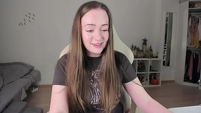 Snapshot of WalkingGirl chatting on November 30, 2025, 4:44 pm WalkingGirl online show from November 30, 2025, 4:44 pm