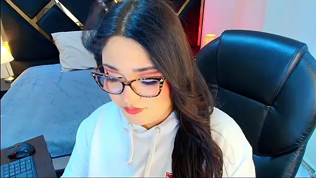 Camiila Osorio online show from April 17, 2026, 7:39 pm