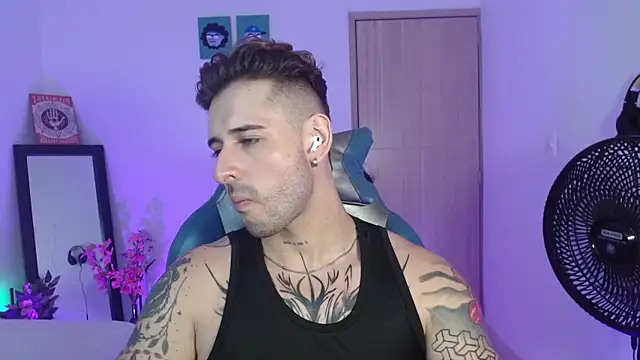 Snapshot of Ares_blue chatting on May 11, 2026, 2:45 pm Ares blue online show from May 11, 2026, 2:45 pm
