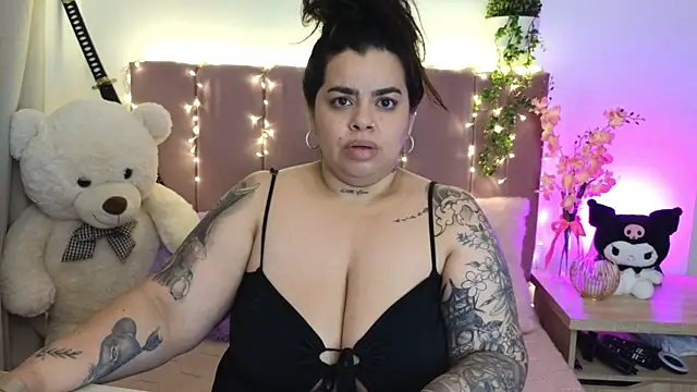 Snapshot of MiahJoness chatting on August 3, 2026, 5:06 am MiahJoness online show from August 3, 2026, 5:06 am