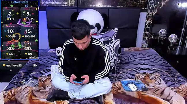 salvadorgomezx online show from December 13, 2024, 9:02 am