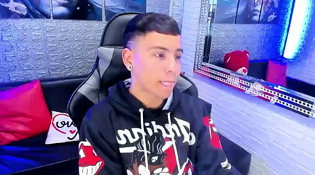 salvadorgomezx online show from December 19, 2024, 7:51 pm