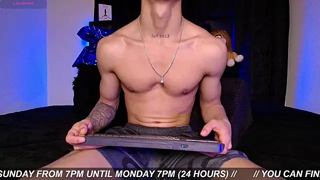 Snapshot of James1lee_ chatting on July 4, 2026, 5:02 am James1lee online show from July 4, 2026, 5:02 am