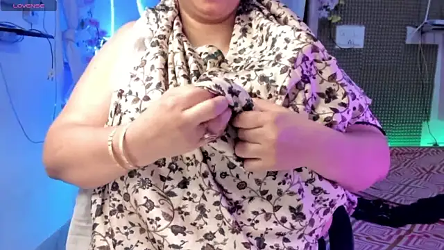 Snapshot of Gulabi_Queen chatting on March 4, 2025, 11:08 am Gulabi Queen online show from March 4, 2025, 11:08 am