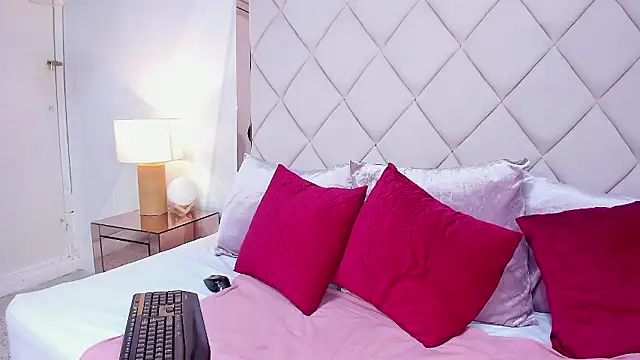 Snapshot of melaniee_jones chatting on February 4, 2026, 5:08 pm melaniee jones online show from February 4, 2026, 5:08 pm