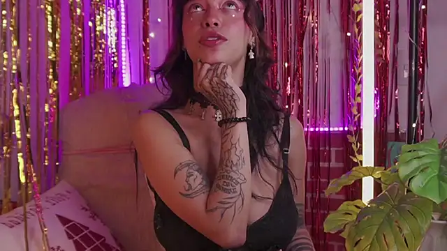 Snapshot of Kitty_arts chatting on December 16, 2024, 11:39 pm Kitty arts online show from December 16, 2024, 11:39 pm