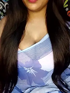 Sreya213 online show from April 16, 2026, 9:39 pm