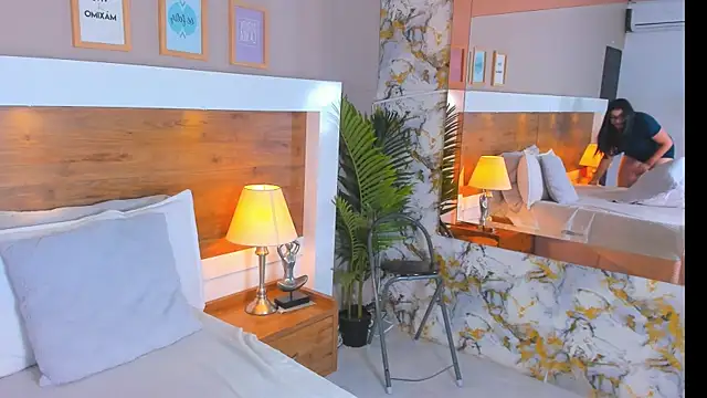 EmaBakker online show from April 15, 2026, 4:52 am