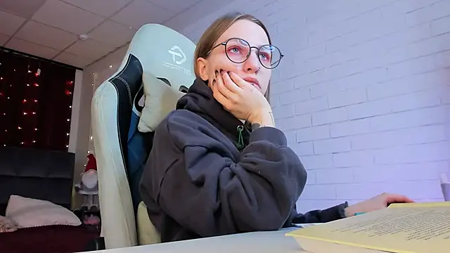 AphexQueen online show from February 10, 2025, 8:42 pm