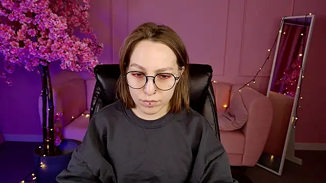 AphexQueen online show from March 7, 2025, 1:18 pm