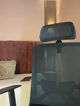 Emy leon online show from February 8, 2026, 7:06 pm