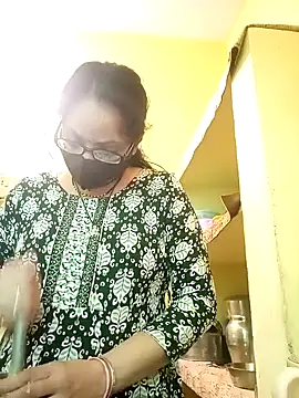 Snapshot of heenage chatting on February 25, 2025, 12:24 pm heenage online show from February 25, 2025, 12:24 pm