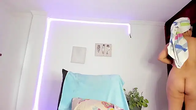 Snapshot of anniesweet- chatting on November 10, 2025, 1:43 pm anniesweet- online show from November 10, 2025, 1:43 pm