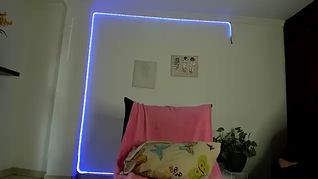 Snapshot of anniesweet- chatting on November 25, 2025, 1:33 pm anniesweet- online show from November 25, 2025, 1:33 pm