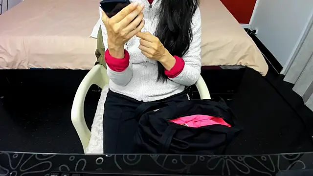 Abrillee1 online show from January 4, 2025, 7:02 pm