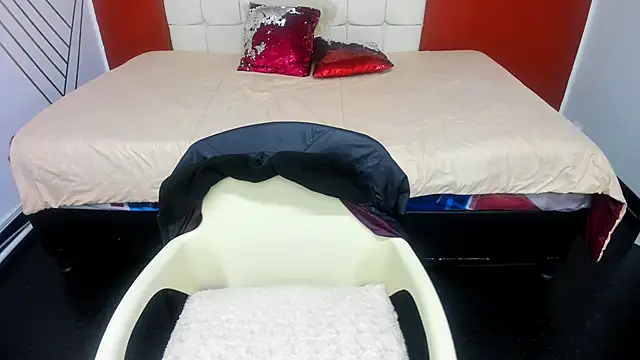 Abrillee1 online show from February 18, 2025, 7:41 pm