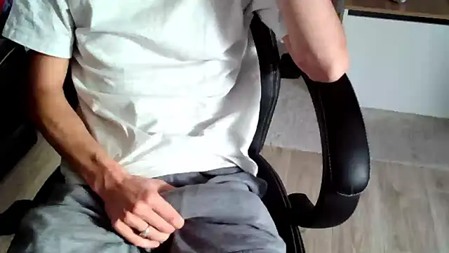 Snapshot of ElViko11 chatting on October 27, 2025, 1:48 pm ElViko11 online show from October 27, 2025, 1:48 pm