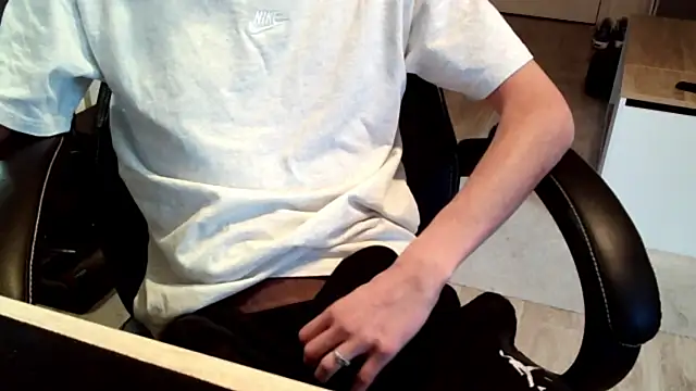 Snapshot of ElViko11 chatting on October 30, 2025, 8:38 am ElViko11 online show from October 30, 2025, 8:38 am