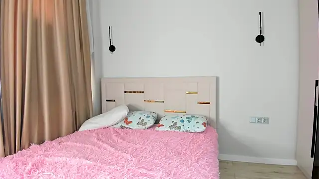 Snapshot of Lola_Peach chatting on October 24, 2025, 2:52 am Lola Peach online show from October 24, 2025, 2:52 am