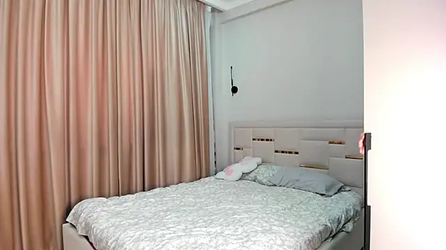 Snapshot of Lola_Peach chatting on December 23, 2025, 4:54 am Lola Peach online show from December 23, 2025, 4:54 am