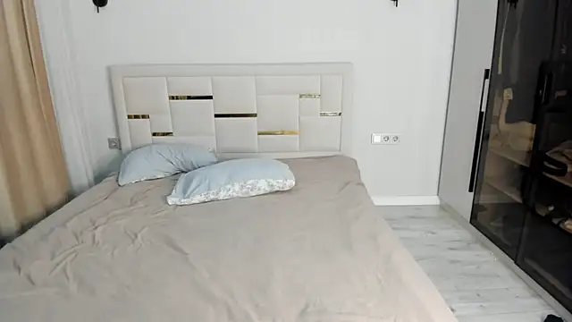 Lola Peach online show from April 8, 2026, 2:33 am