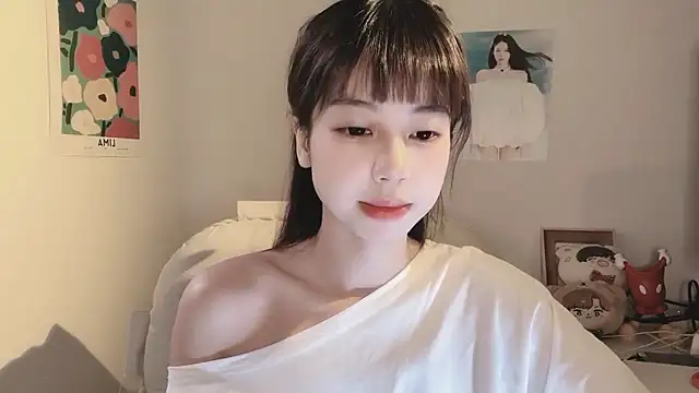 -Hottie online show from September 10, 2025, 4:18 pm