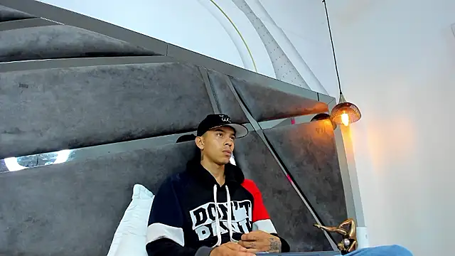 Snapshot of Noah_Tokisha chatting on December 3, 2024, 4:03 am Noah Tokisha online show from December 3, 2024, 4:03 am