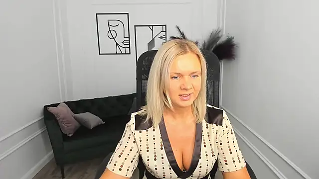 AgathaKlouin online show from October 5, 2025, 7:12 pm