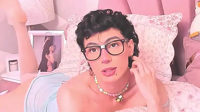 Snapshot of KylieMonnett chatting on May 13, 2026, 9:33 pm KylieMonnett online show from May 13, 2026, 9:33 pm