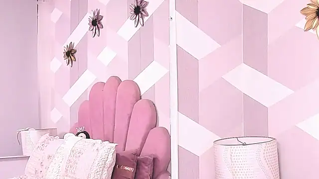 Snapshot of KylieMonnett chatting on May 25, 2026, 8:15 pm KylieMonnett online show from May 25, 2026, 8:15 pm