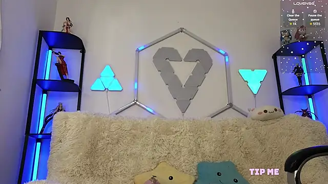 littlevixen18 online show from November 5, 2025, 1:55 pm