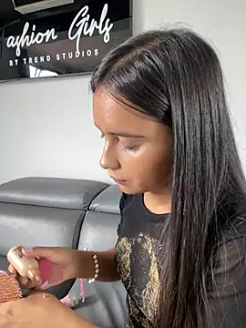 RoxyRoss  online show from February 1, 2025, 2:02 pm