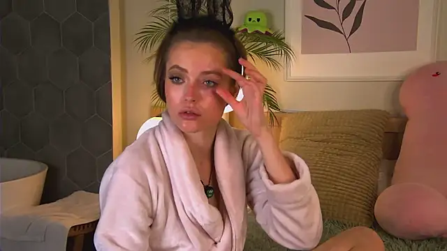 Snapshot of AshleyDouglas chatting on February 19, 2025, 7:17 am AshleyDouglas online show from February 19, 2025, 7:17 am