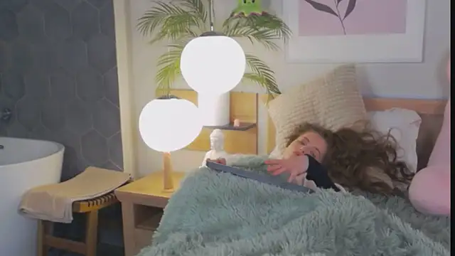 Snapshot of AshleyDouglas chatting on March 7, 2025, 12:01 pm AshleyDouglas online show from March 7, 2025, 12:01 pm