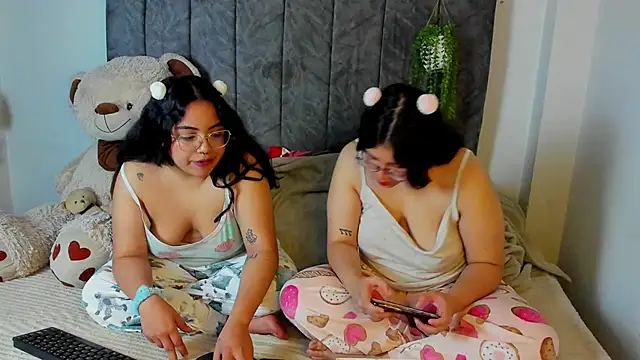 maddie-and-chelsea- online show from February 5, 2026, 6:23 pm