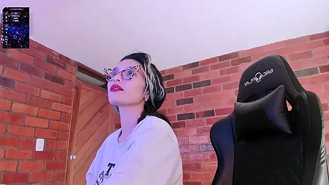 paulinabarnett- online show from January 6, 2025, 1:42 am