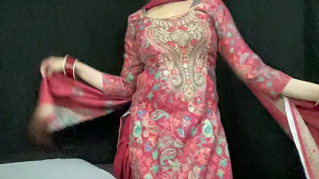 Snapshot of couple_horne chatting on April 12, 2026, 4:01 pm couple horne online show from April 12, 2026, 4:01 pm