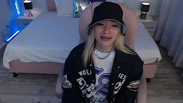 zoe jones13 online show from April 29, 2026, 12:59 am