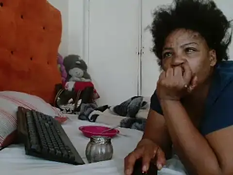 Snapshot of tinagiant chatting on January 24, 2025, 12:52 pm tinagiant online show from January 24, 2025, 12:52 pm