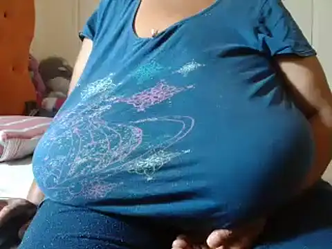 Snapshot of tinagiant chatting on January 24, 2025, 6:14 pm tinagiant online show from January 24, 2025, 6:14 pm