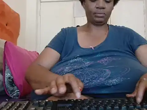 Snapshot of tinagiant chatting on February 12, 2025, 7:02 am tinagiant online show from February 12, 2025, 7:02 am