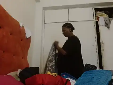 Snapshot of tinagiant chatting on February 18, 2025, 7:43 am tinagiant online show from February 18, 2025, 7:43 am