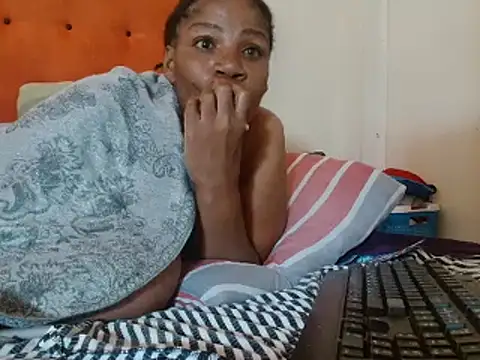 Snapshot of tinagiant chatting on February 22, 2025, 11:24 am tinagiant online show from February 22, 2025, 11:24 am