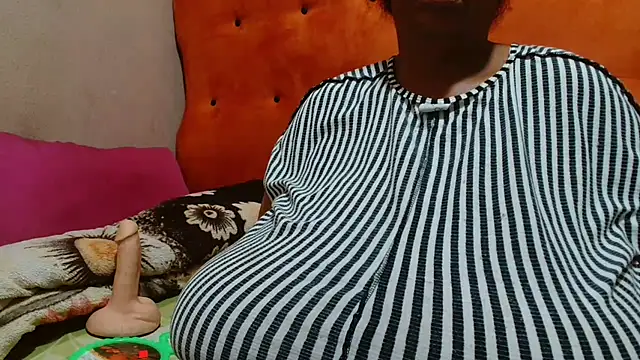 Snapshot of tinagiant chatting on October 3, 2025, 2:41 am tinagiant online show from October 3, 2025, 2:41 am