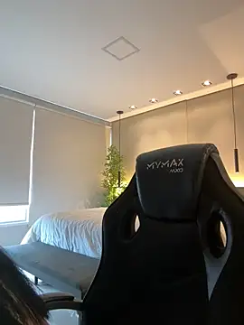 Laisabrazil online show from November 24, 2025, 4:18 pm