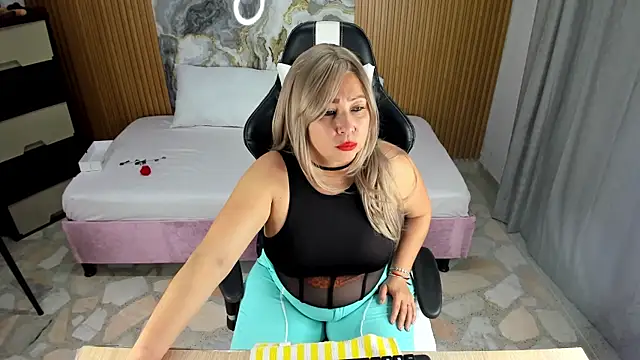 Snapshot of Danna_topless chatting on January 16, 2025, 11:58 am Danna topless online show from January 16, 2025, 11:58 am