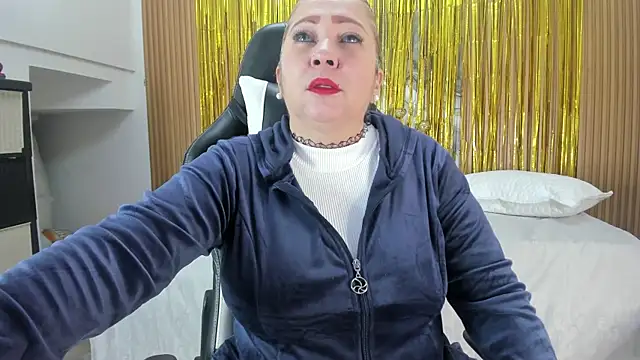 Snapshot of Danna_topless chatting on October 17, 2025, 12:08 pm Danna topless online show from October 17, 2025, 12:08 pm