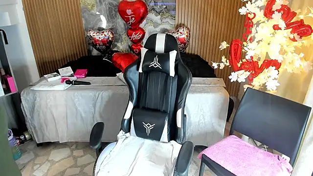 Snapshot of Danna_topless chatting on March 11, 2026, 12:00 pm Danna topless online show from March 11, 2026, 12:00 pm