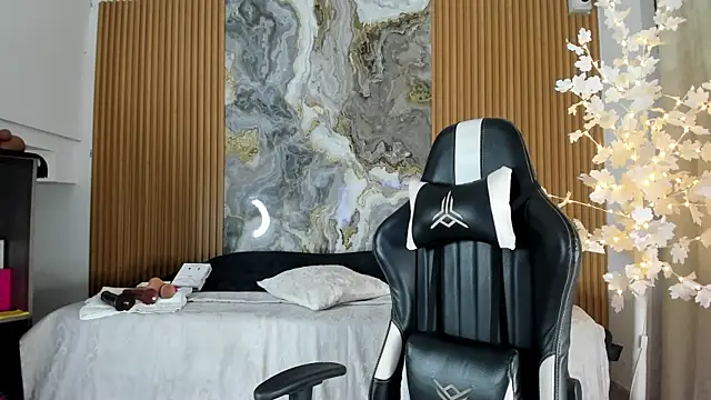 Snapshot of Danna_topless chatting on March 27, 2026, 12:05 pm Danna topless online show from March 27, 2026, 12:05 pm