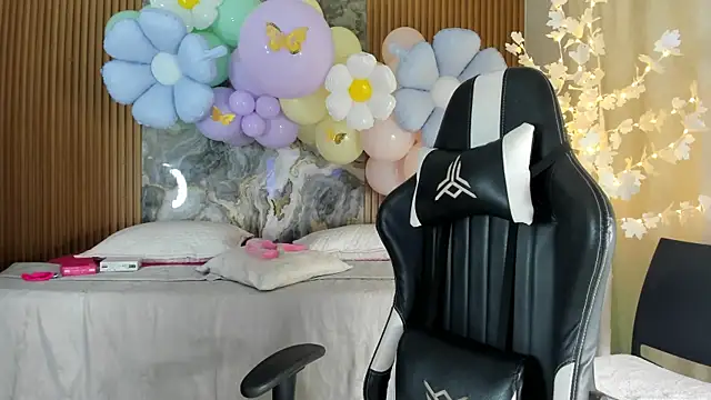 Snapshot of Danna_topless chatting on April 1, 2026, 12:06 pm Danna topless online show from April 1, 2026, 12:06 pm